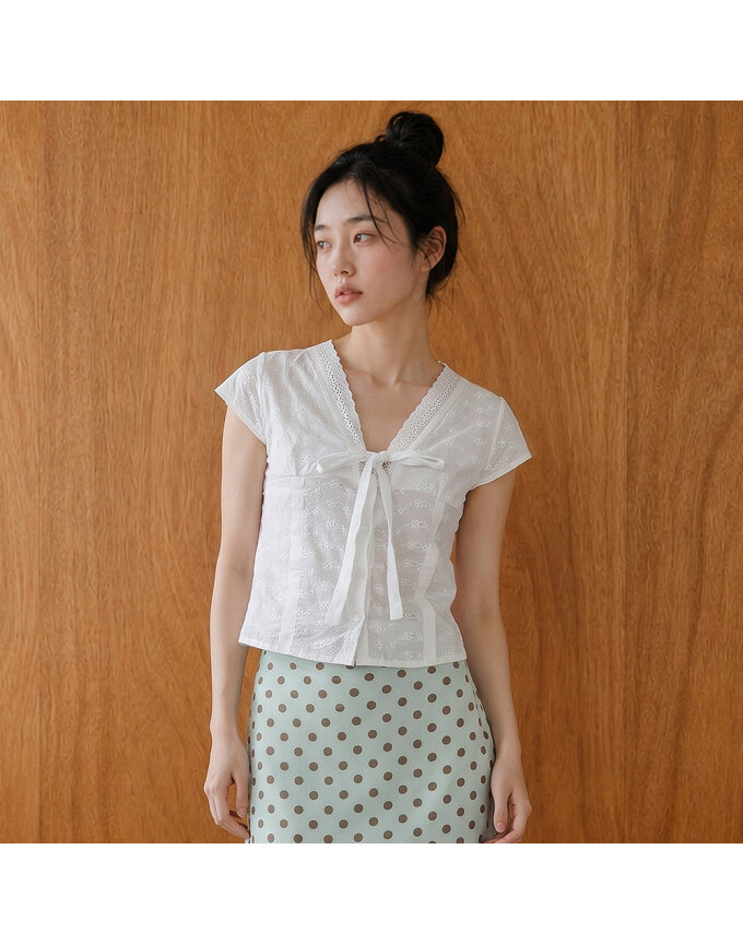 핀턱 스트랩 펀칭 자수 블라우스_T611TP229
