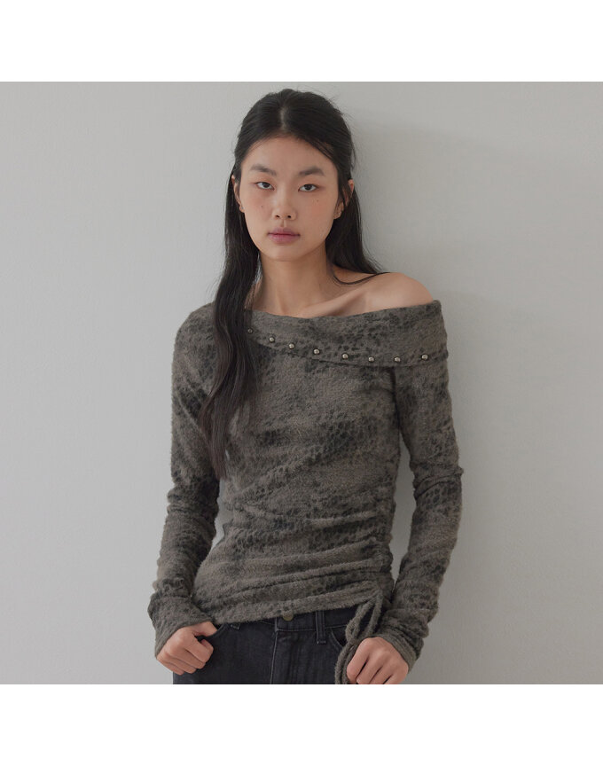 사이드 셔링 스터드 오프숄더 탑_T523TP123